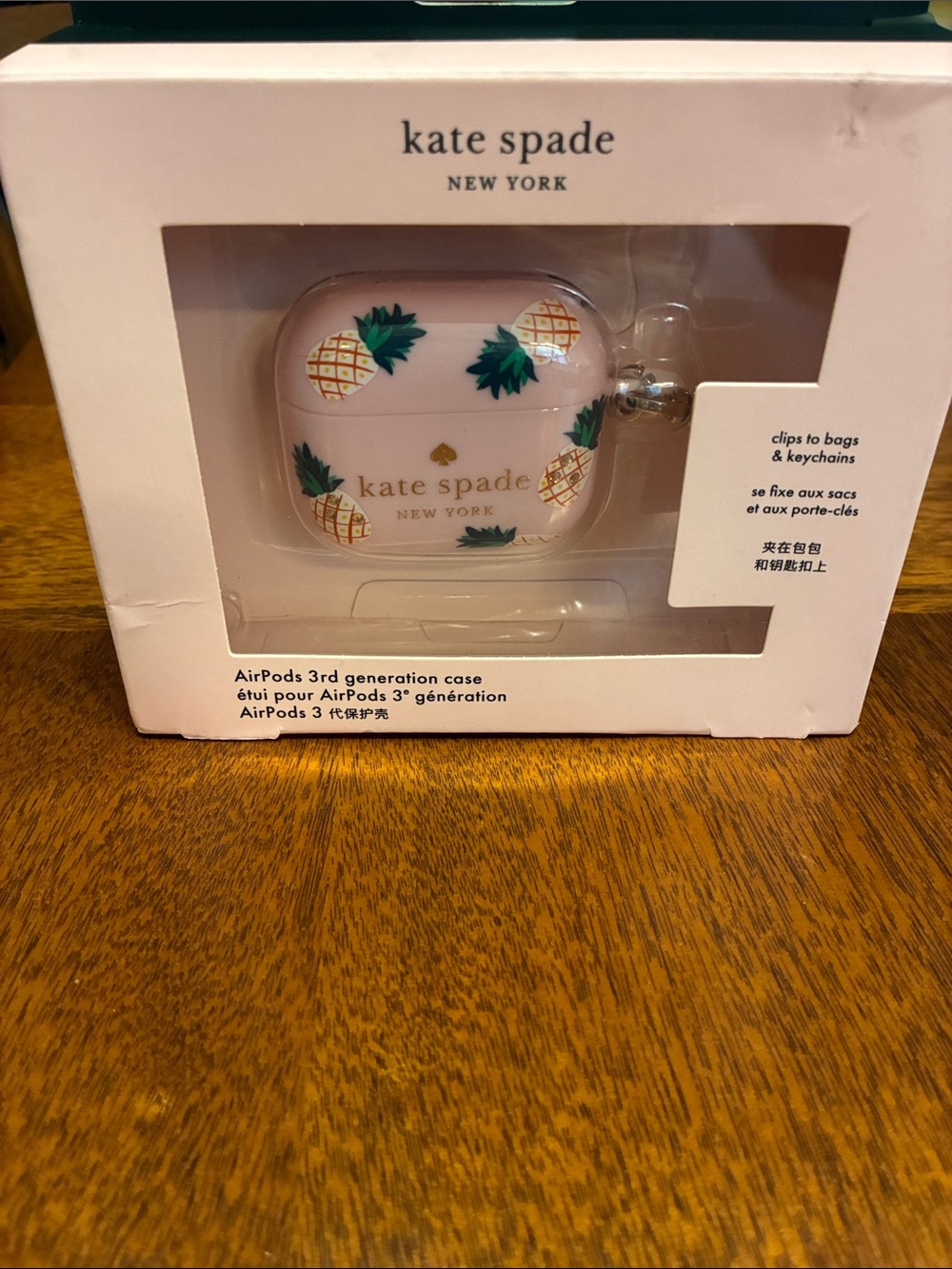 Kate Spade AirPod Case 3rd generation with clip keychain - Picture 2 of 3